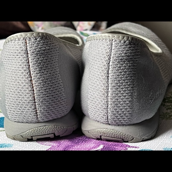 Sketchers Size 7 - Picture 2 of 12
